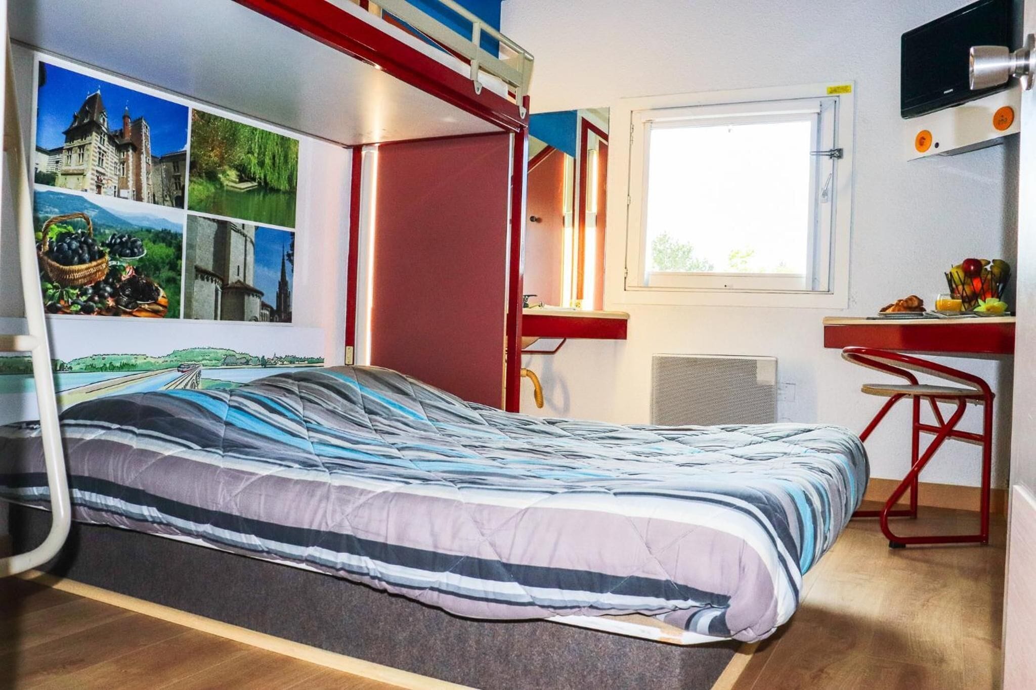 Bureau, chambres insonorisées, draps fournis