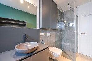 Appartement (Aggenstein) | Badkamer | Een haardroger, handdoeken