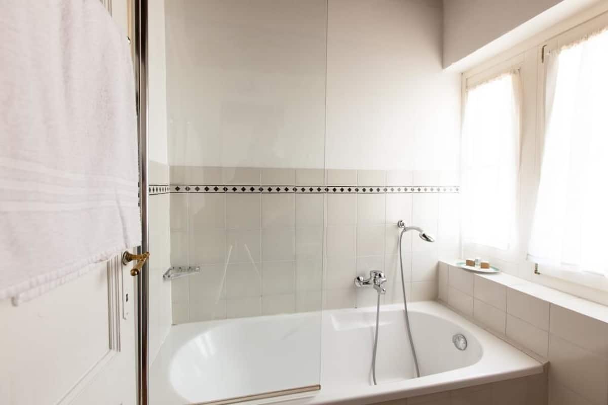 Een douche, een regendouche, gratis toiletartikelen, een haardroger