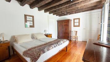 1 Schlafzimmer, hochwertige Bettwaren, Schreibtisch