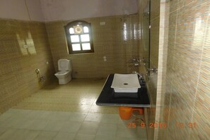Regadera y amenidades de baño gratuitas