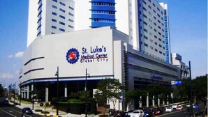 Ospedale St. Luke's, con un ingresso ben visibile e numerosi piani.