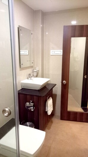 Dusche, kostenlose Toilettenartikel, Hausschuhe, Handtücher