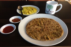 Tägliches inbegriffenes Frühstück zum Mitnehmen
