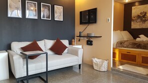 คอนโด, 1 ห้องนอน (Unit) | ห้องนั่งเล่น | ทีวีจอแบน