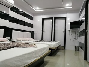 Six Bed Family Room - Hotel Laabh (Diu)