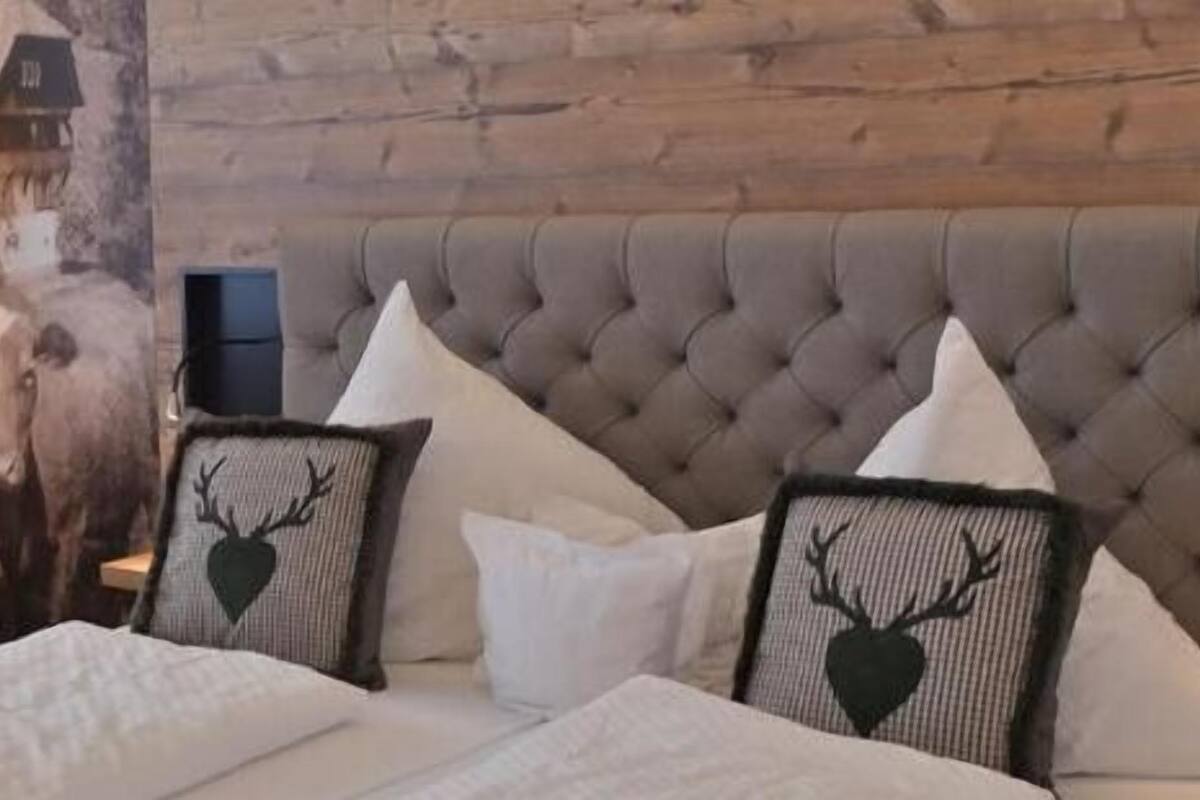 desk, rollaway beds, free wifi, bed sheets