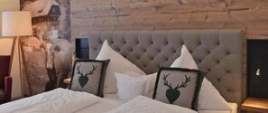Escritorio, camas supletorias, wifi gratis y ropa de cama