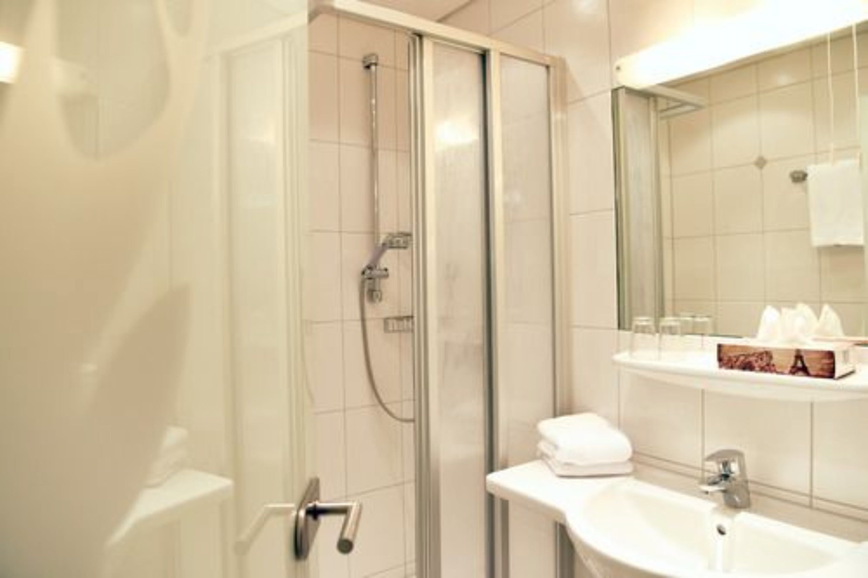 single room | bathroom | shower, free toiletries, hair dryer, towels