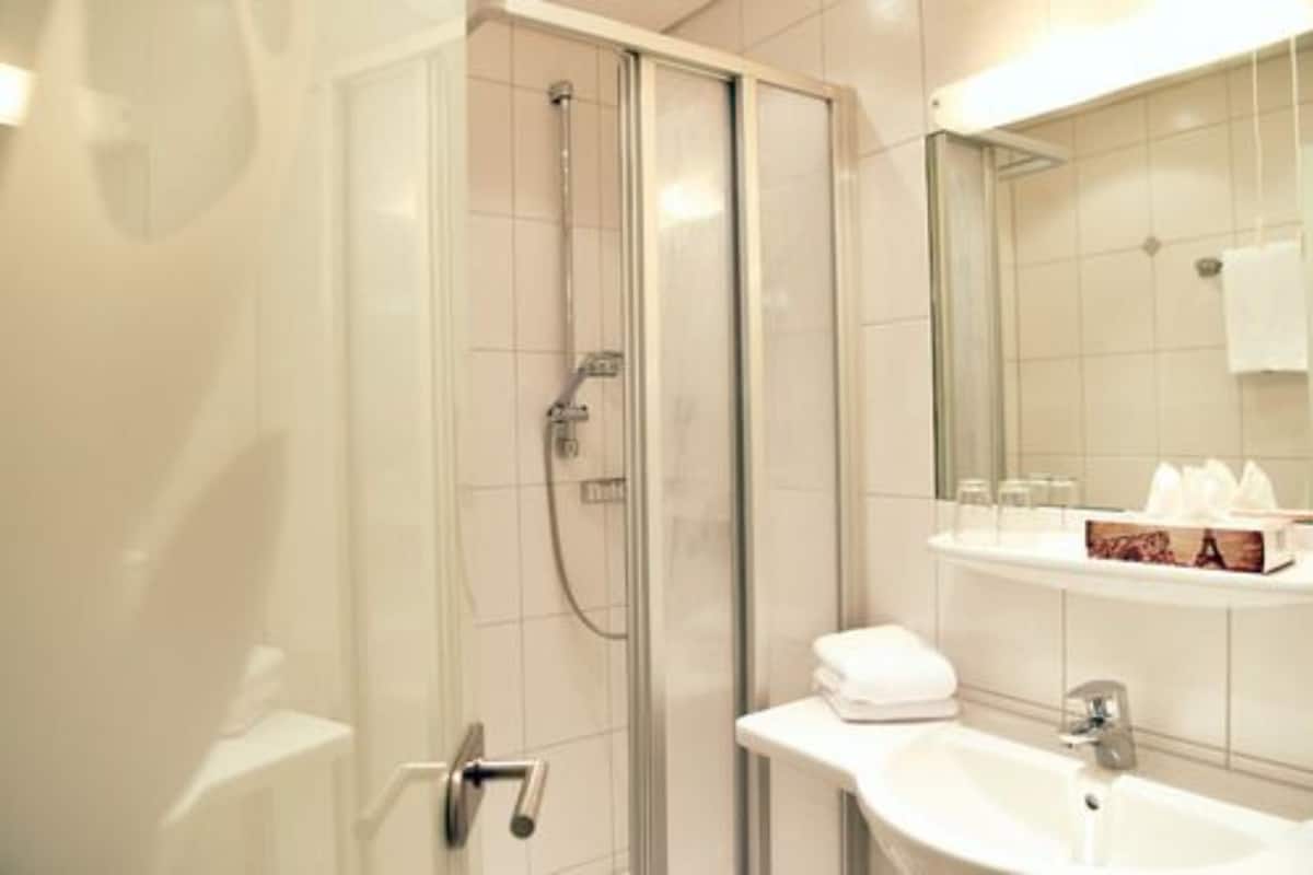 single room | bathroom | shower, free toiletries, hair dryer, towels