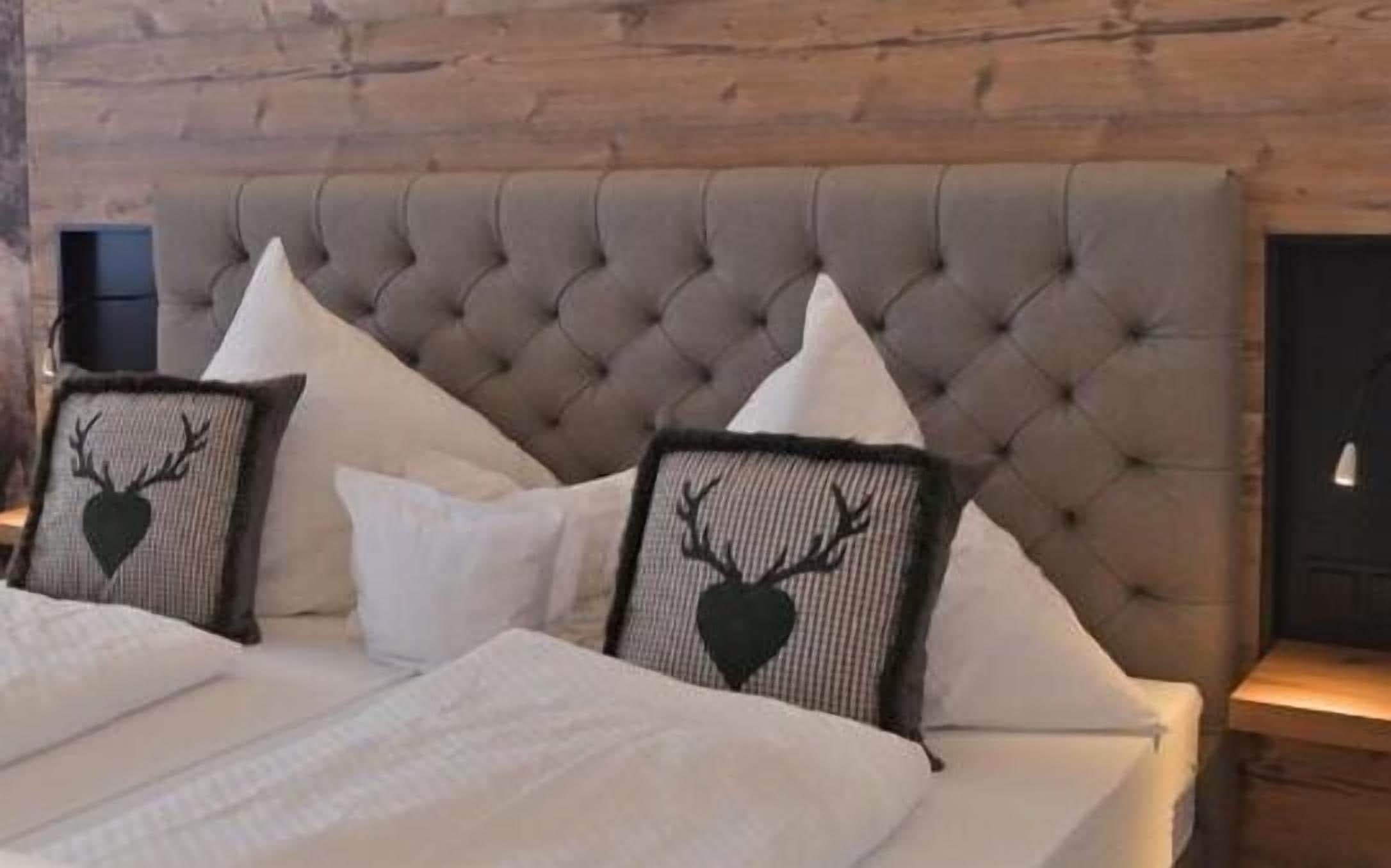 desk, rollaway beds, free wifi, bed sheets