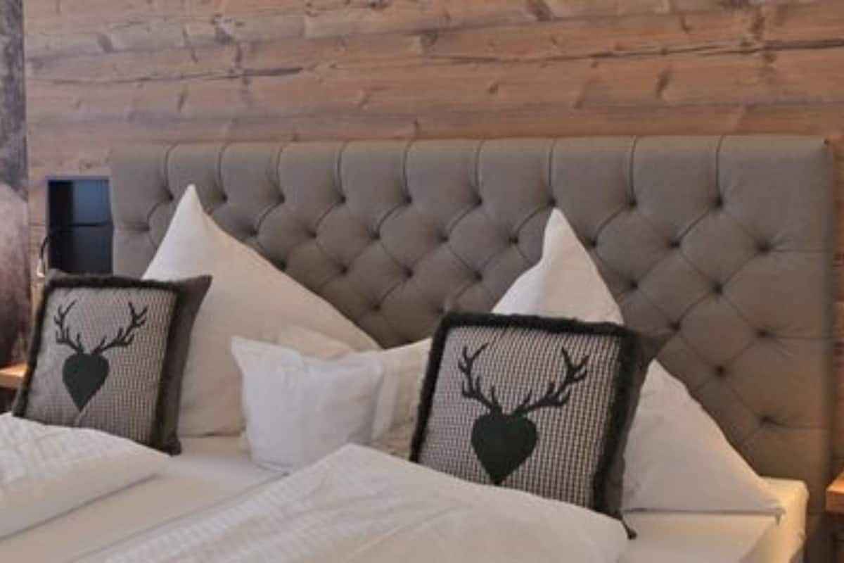 desk, rollaway beds, free wifi, bed sheets