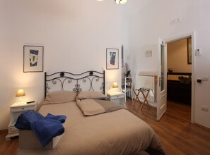 Habitación familiar, 1 cama doble | Minibar, caja fuerte, escritorio y espacio para trabajar con un portátil