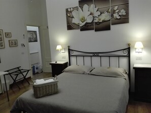 Habitación estándar con 1 cama doble o 2 individuales, 1 cama doble | Minibar, caja fuerte, escritorio y espacio para trabajar con un portátil