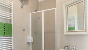 A bathroom with a toilet, sink, and shower. - Napolipietrasanta LT (Naples)