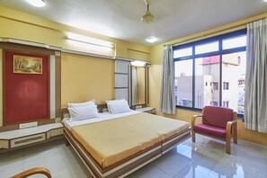 Deluxe Room | In-room safe, desk, blackout drapes, iron/ironing board