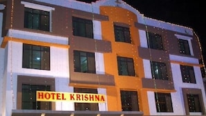 Um edifício com uma placa que diz 'HOTEL KRISHNA'.