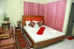 1 bedroom, premium bedding, desk, soundproofing
