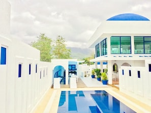 Una piscina al aire libre
