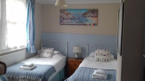 Twin kamer, 2 eenpersoonsbedden | Gratis wifi, beddengoed