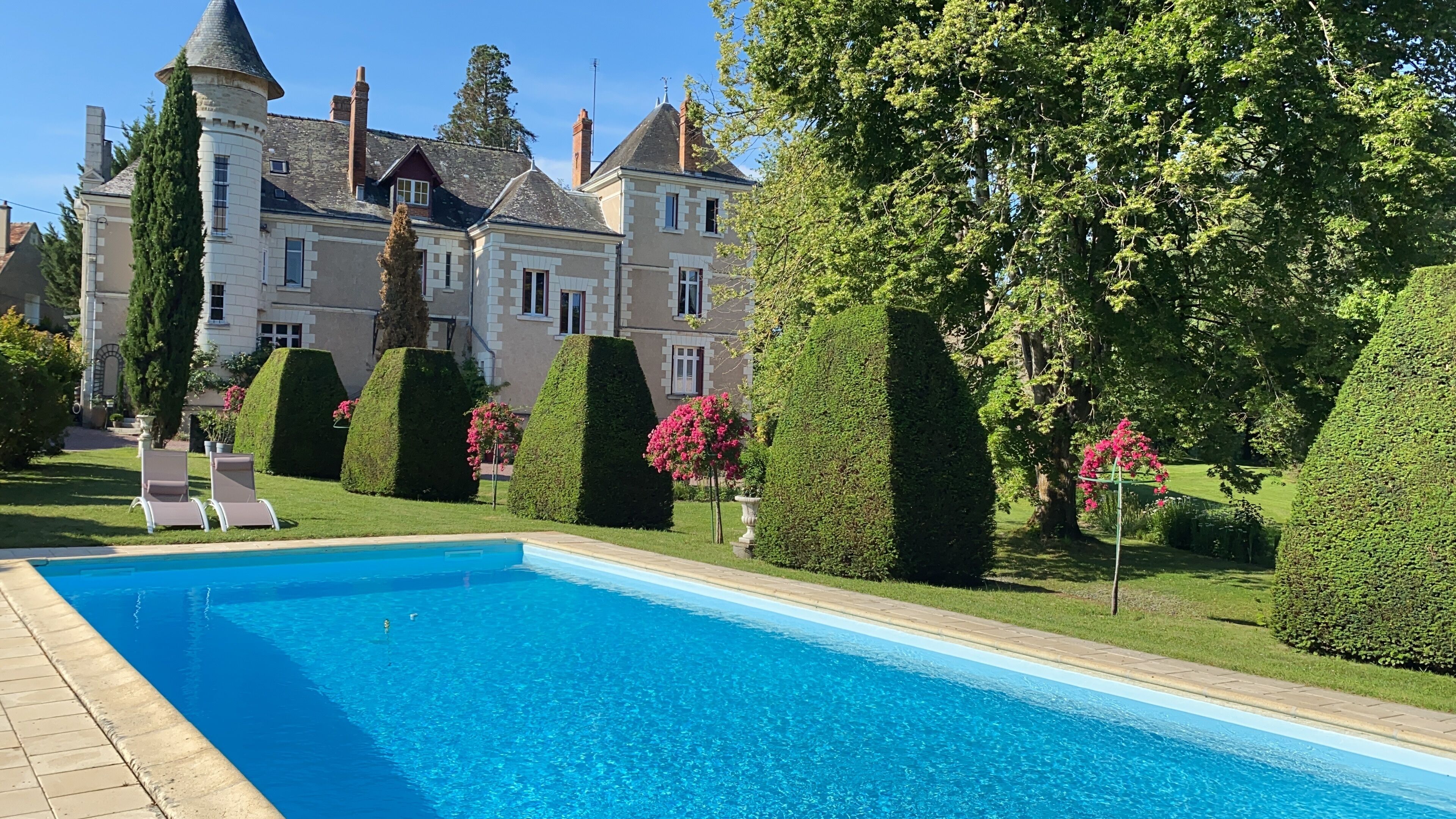 Seasonal outdoor pool, pool umbrellas, sun loungers