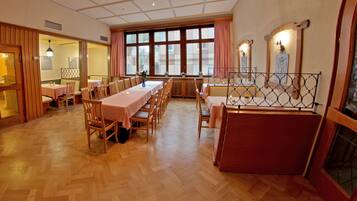 Tägliches Frühstücksbuffet gegen Gebühr