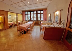 Desayuno buffet (EUR 9.9 por persona) 