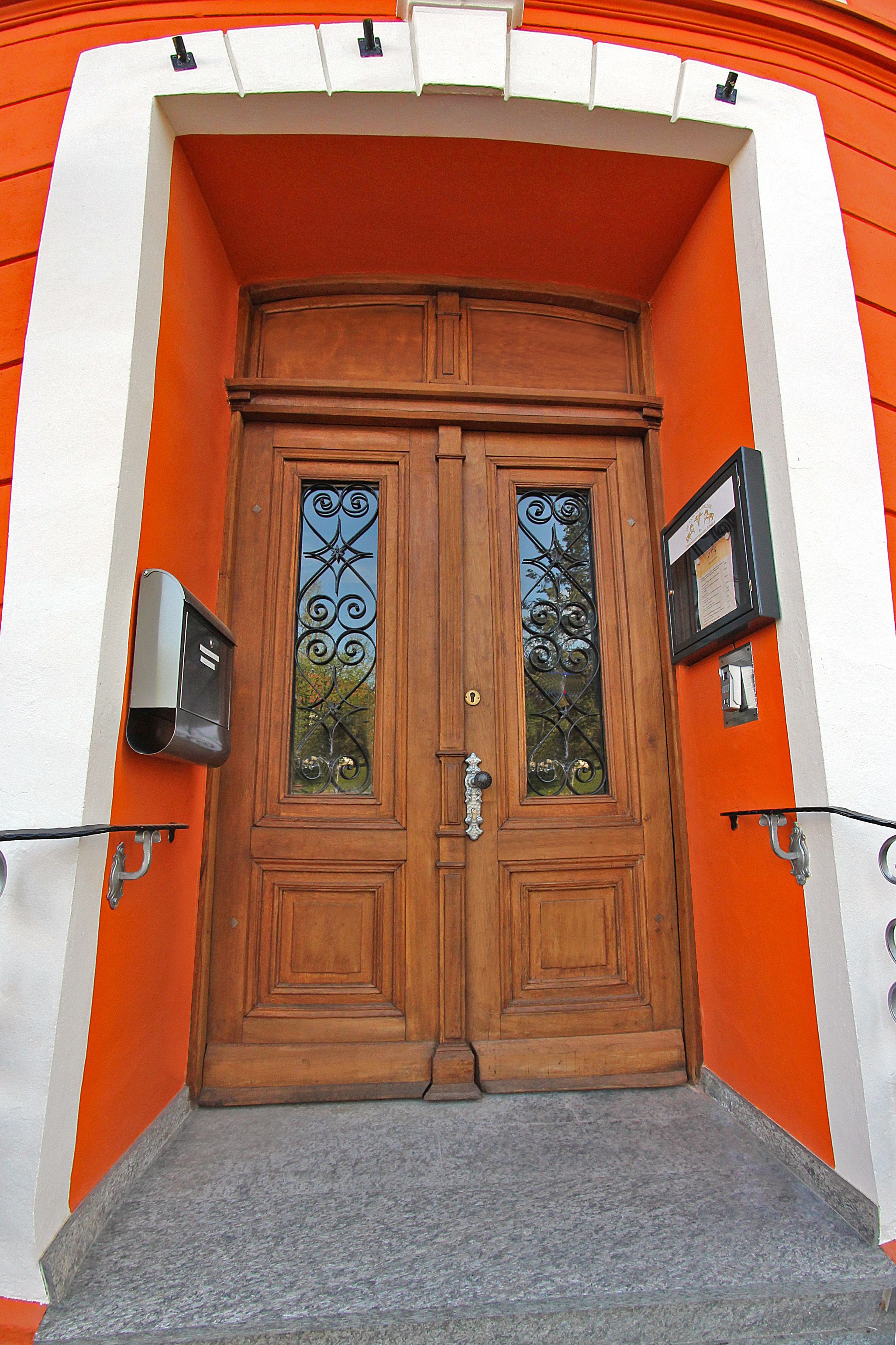 Pintu masuk properti