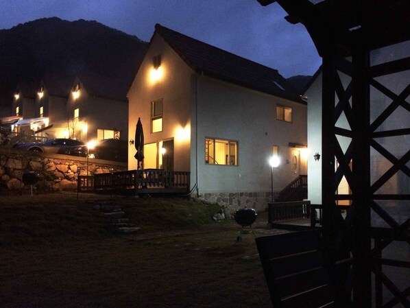 Fachada del alojamiento - Noche
