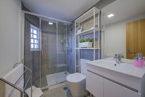 Shower, rainfall showerhead, hair dryer, bathrobes - Bellu Suites (Guimarães)