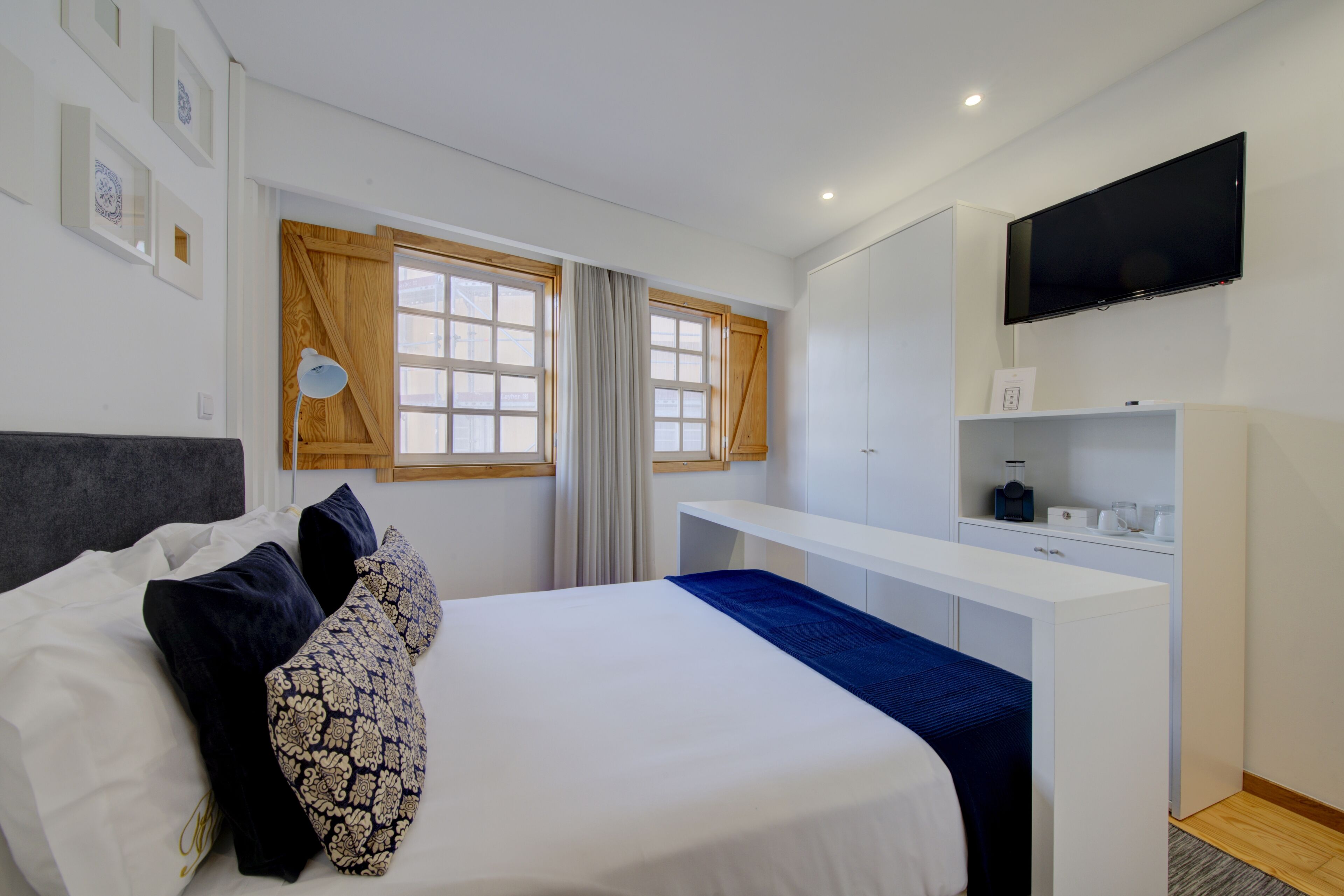 minibar, in-room safe, free wifi, bed sheets