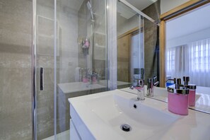 ฝักบัว, เรนชาวเวอ  ร์, ไดร์เป่าผม, เสื้อคลุมอาบน้ำ