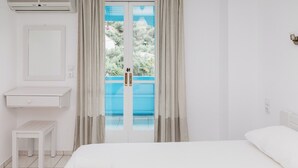 Deluxe Studio | Tempur-Pedic beds, soundproofing, bed sheets - Afroditi Pansion (Lefkada)