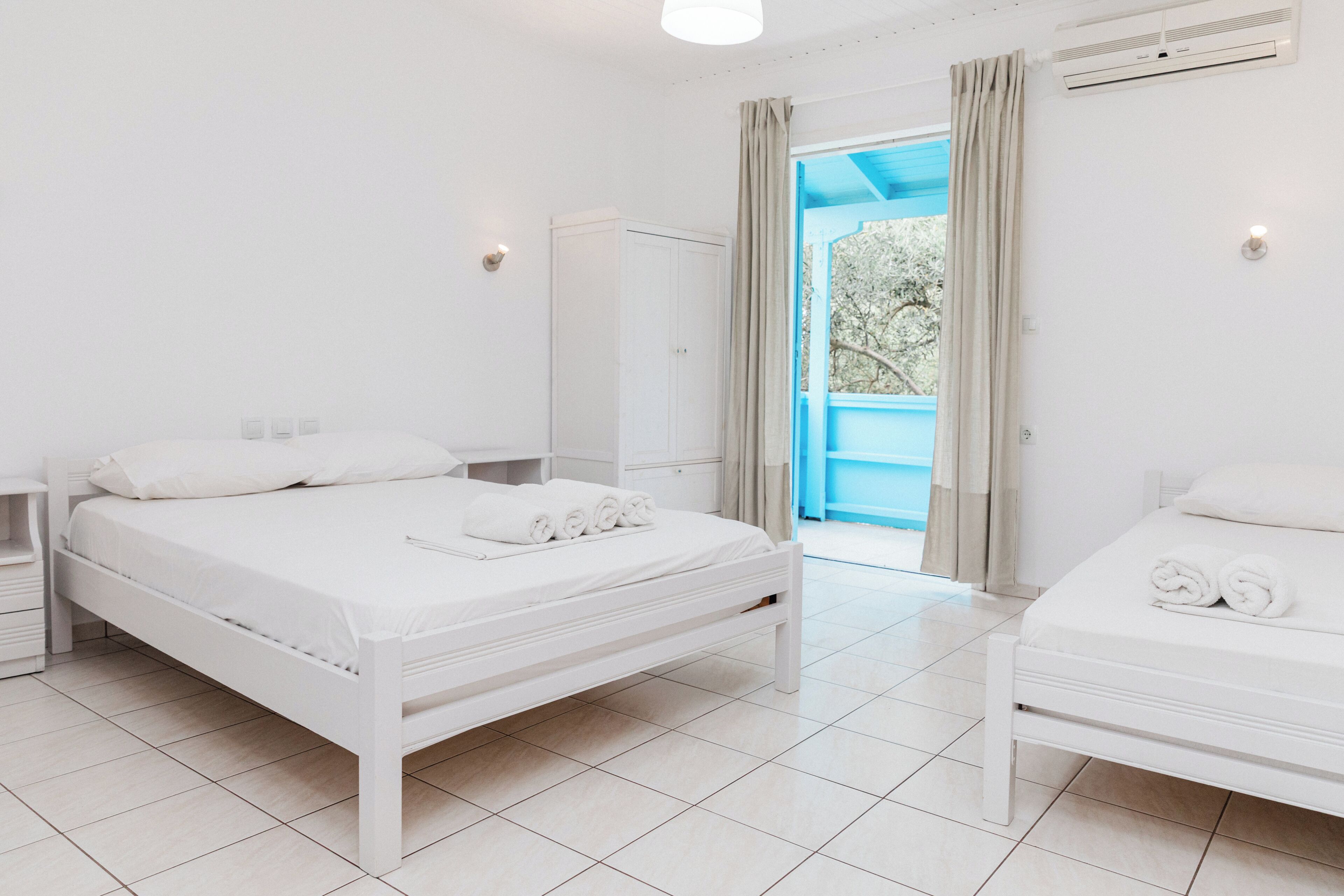 Deluxe Triple Room, Multiple Beds | Tempur-Pedic beds, soundproofing, bed sheets
