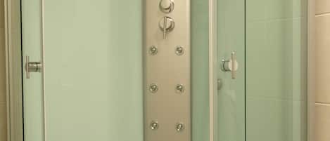 Chambre Double, non-fumeur, réfrigérateur (1) | Douche de la salle de bain