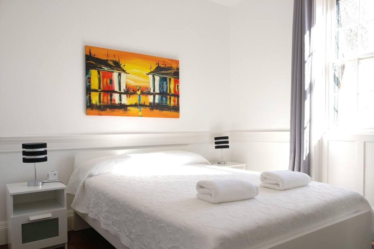 Chambre Double Standard, réfrigérateur, vue ville (4) | Minibar, bureau, rideaux occultants, fer et planche à repasser