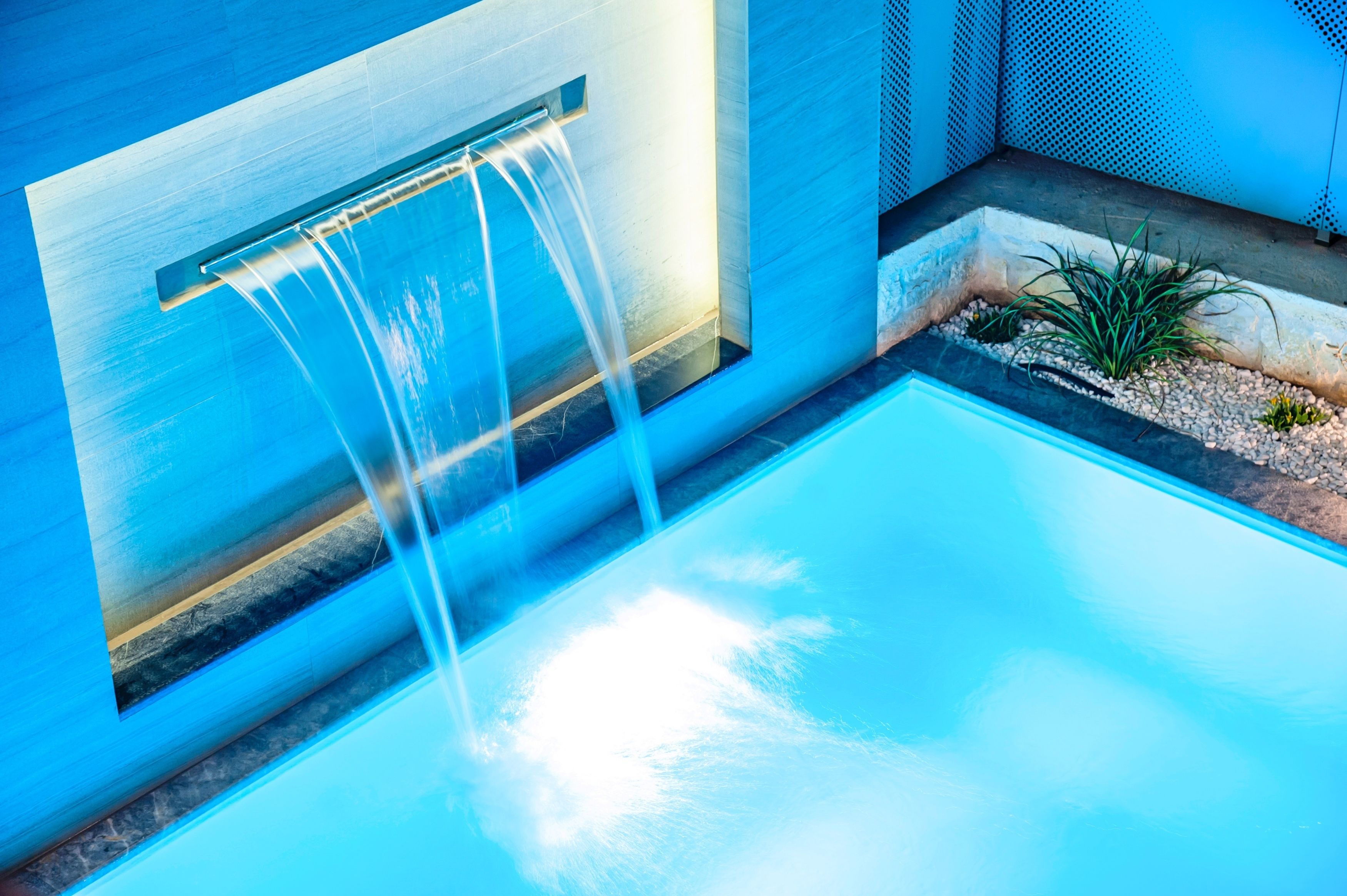 Een modern zwembad met een geïntegreerde waterval.