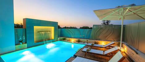 Außenpool, beheizter Pool, Sonnenschirme, Liegestühle