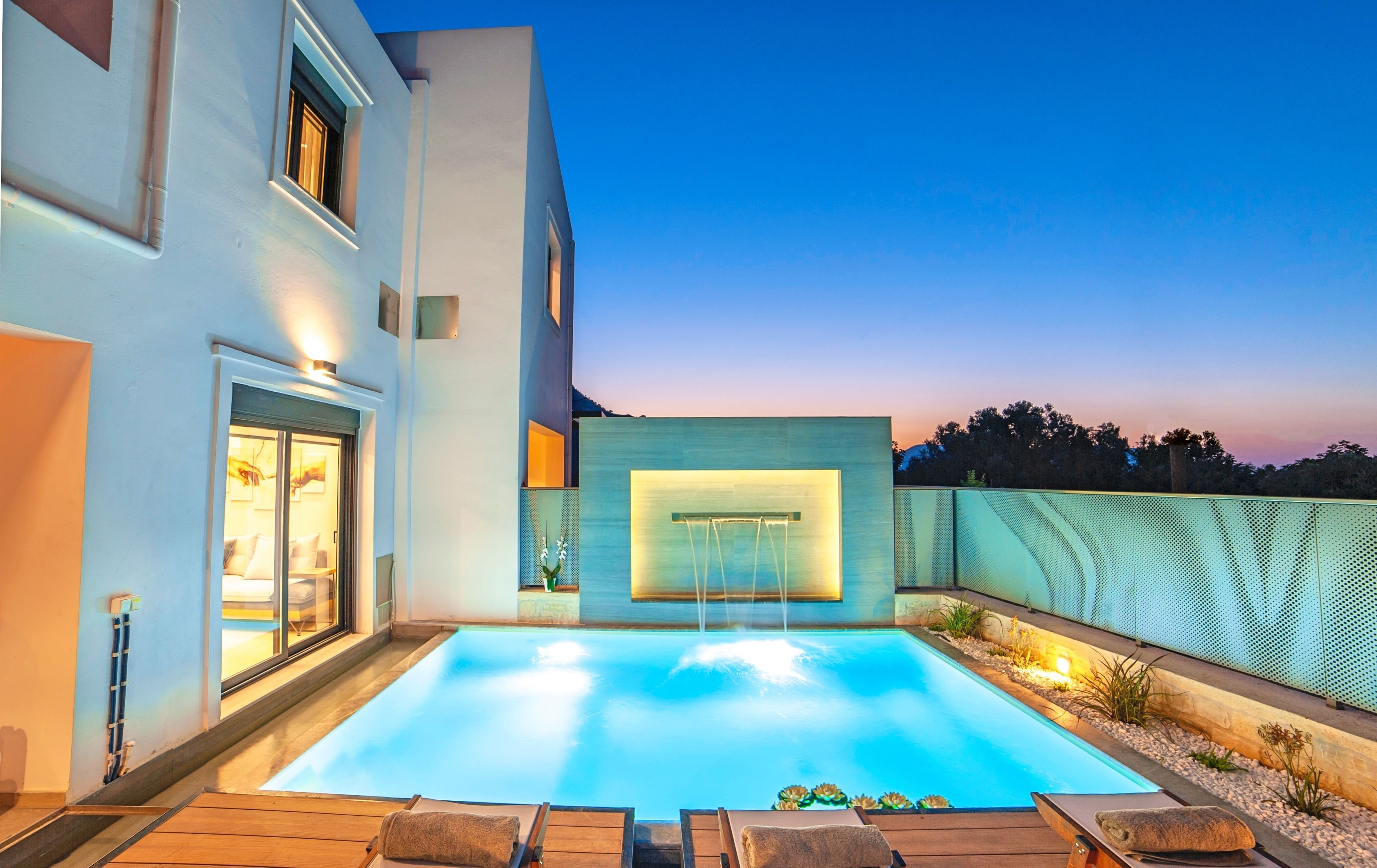 Piscina externa, piscina aquecida, guarda-sóis, espreguiçadeiras