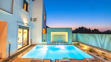 Piscina externa, piscina aquecida, guarda-sóis, espreguiçadeiras