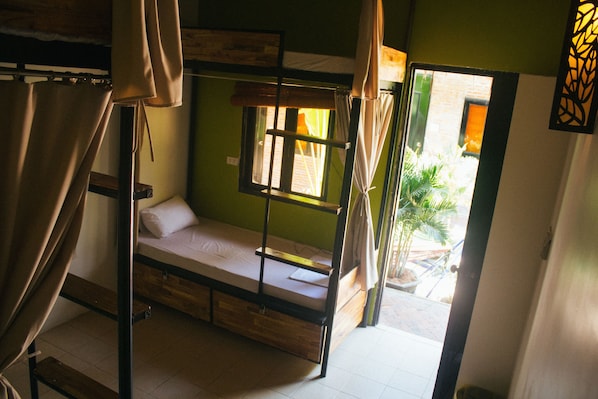 Dormitorio compartido, dormitorio mixto | Caja de seguridad en la habitación y cortinas blackout