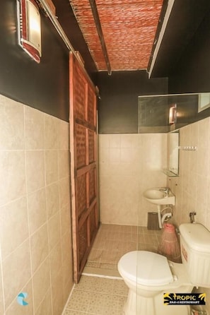 Regadera y amenidades de baño gratuitas