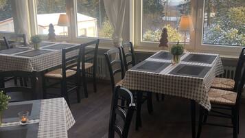 Tägliches Frühstücksbuffet (12.50 EUR pro Person)