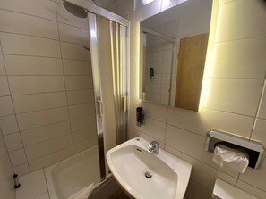 Familienzimmer | Badezimmer | Dusche, Regendusche, kostenlose Toilettenartikel, Haartrockner
