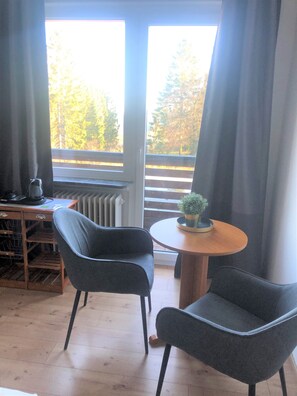 Panoramic-Doppelzimmer, Balkon, Bergseite | Hochwertige Bettwaren, schallisolierte Zimmer, Bügeleisen/Bügelbrett