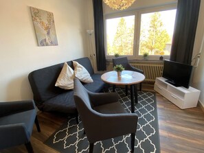 Superior-Apartment | Wohnzimmer | 19-Zoll-Flachbildfernseher mit Kabelempfang, Fernseher