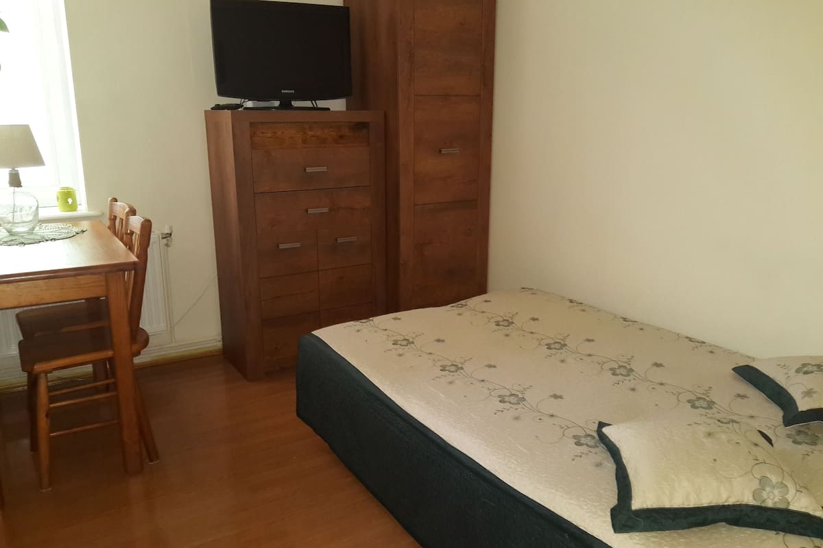 Triple Room, Shared Bathroom | Iron/ironing board, free WiFi, bed sheets