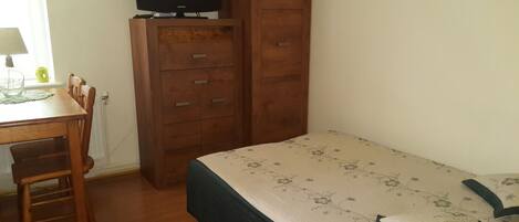 Chambre Triple, salle de bains commune | Fer et planche à repasser, Wi-Fi gratuit, draps fournis