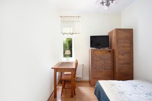 Een strijkplank/strijkijzer, gratis wifi, beddengoed
