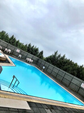 Seasonal outdoor pool - Hraunborgir Holiday Homes (Selfoss)